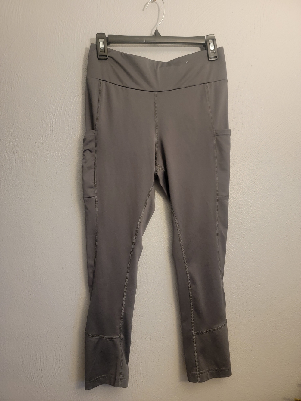 Gray Athletic Leggings with Side Pockets